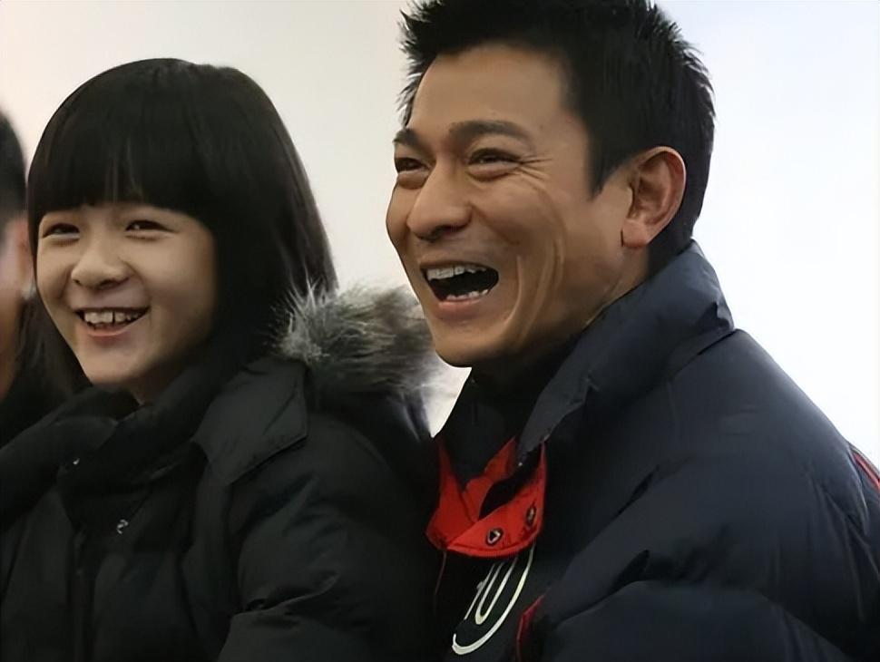 据说在剧组,因为刘德华对徐娇特别关心,让饰演"妈妈"的大s还有些眼红