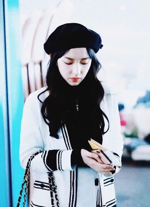 程潇优雅知性,身穿小香风套装出门,戴上金属框眼镜气质不错!