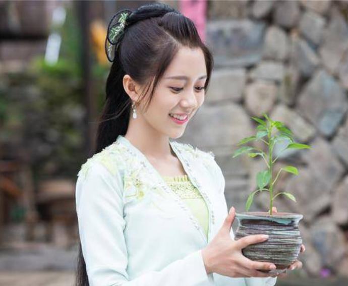 女演员爬墙用替身,拿高收入却工作轻松,鞠婧祎袁冰妍躺枪_动作_汤敏