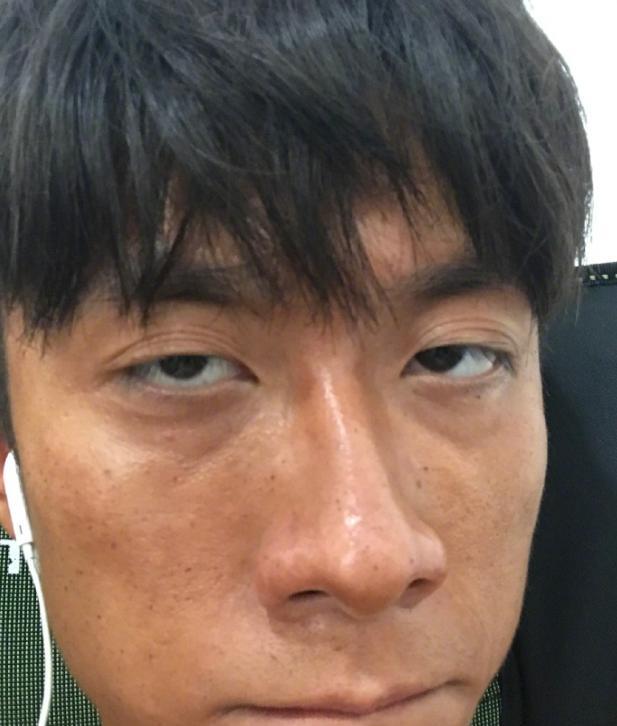 在张一山的社交平台上,他也曾多次发布自己的搞笑自黑图,延续了他以往