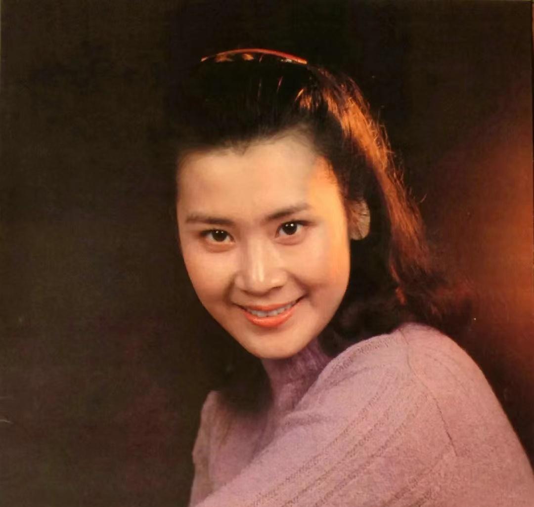 肖雄:80年代传奇女星,面相和名字都如男儿,首届金鹰奖最佳女主_事业