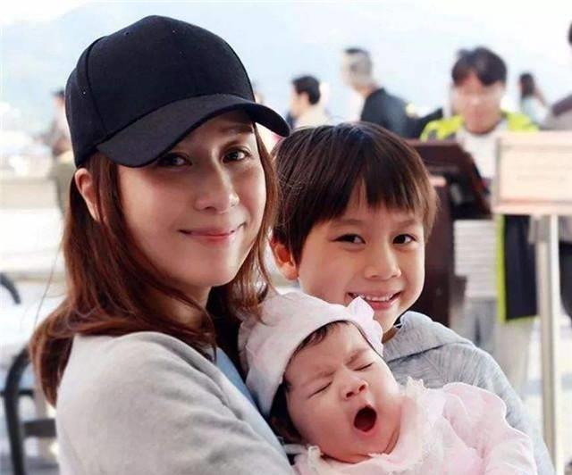 她当年甩刘恺威嫁入豪门,却被老公5年"家暴",今43岁生三胎_邝文珣