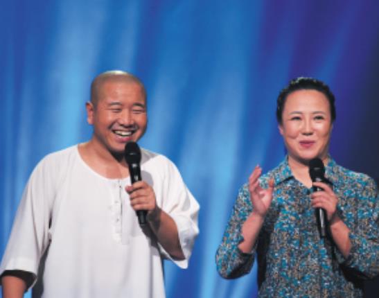 王小利"退出群聊"后首度亮相,与亲连襟同台唱戏,这是要单飞?