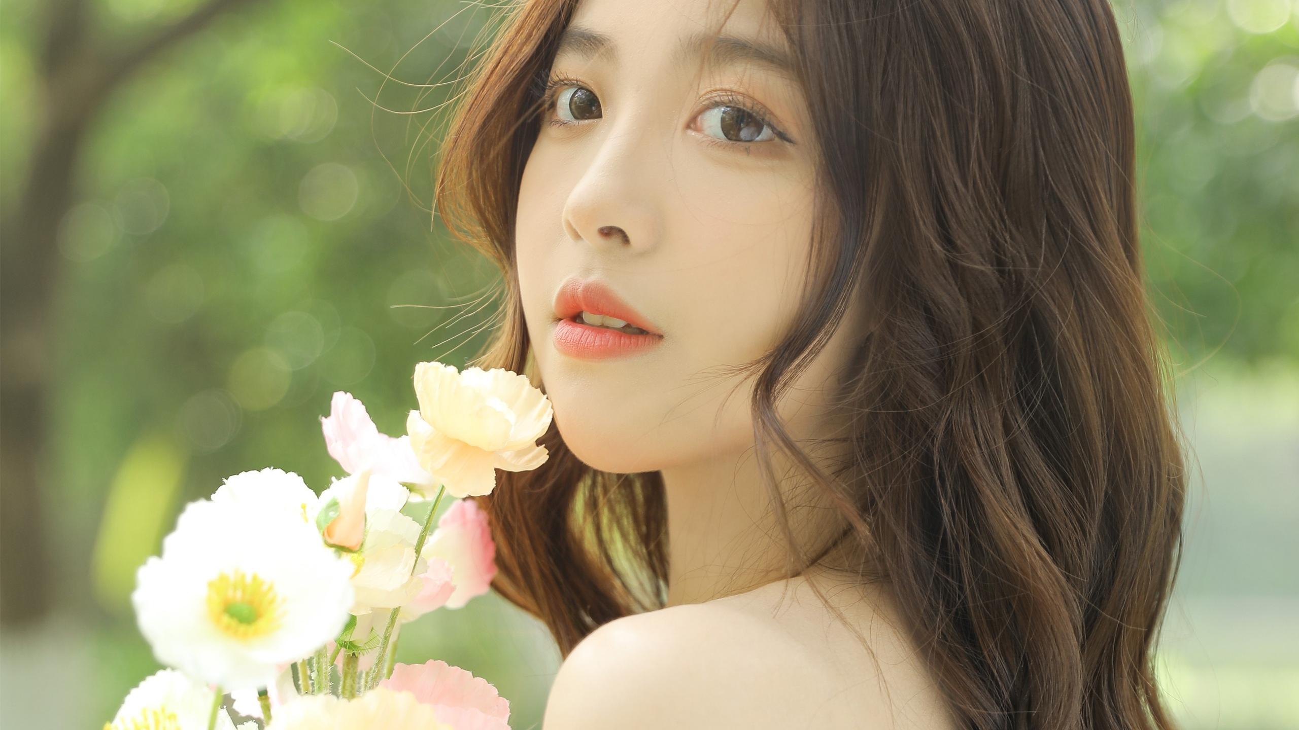 情感故事:借钱给温柔女同事,她却以另一种方式还给