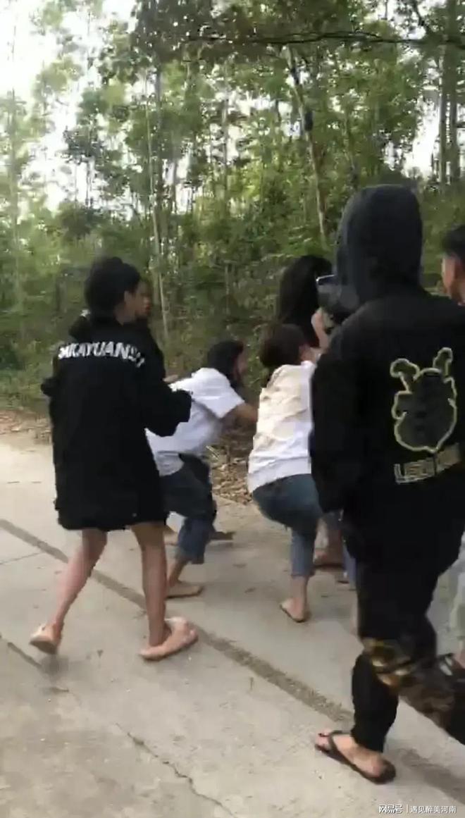 海南被霸凌女生父亲发声称怪自己没能力,看了让人揪心