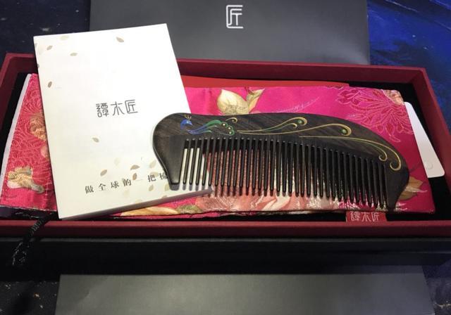 谭木匠知名度还不是很高时,谭传华就已经有了自己的专卖店,他卖的梳子