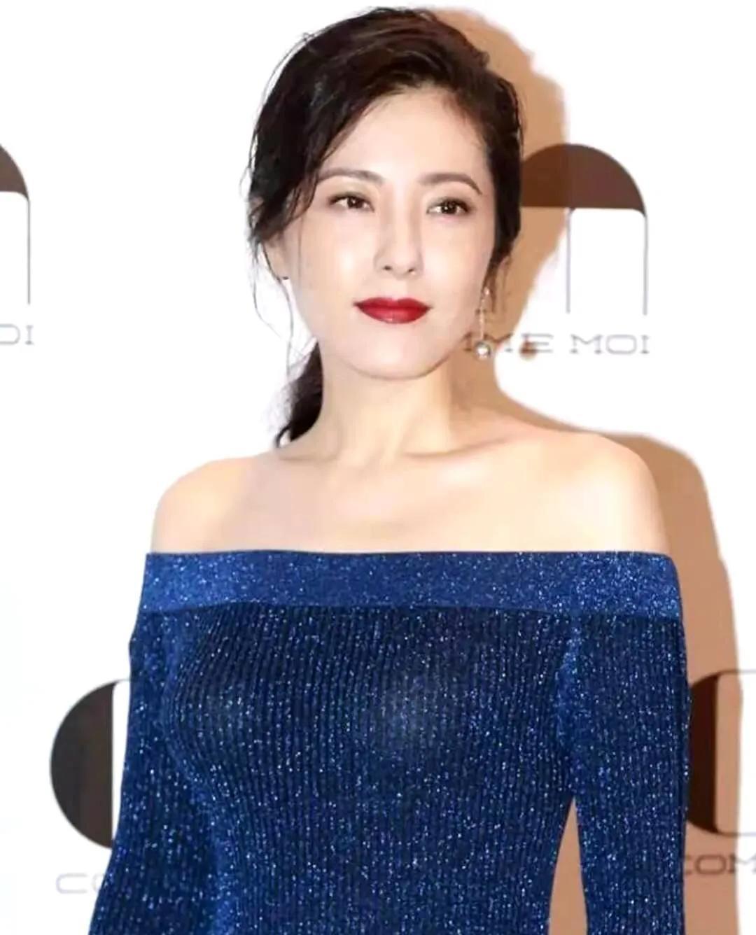 曾黎太"敢"穿了,紧身开叉长裙"硬勒"出曲线,傲人身材真吸睛_裙子_女人