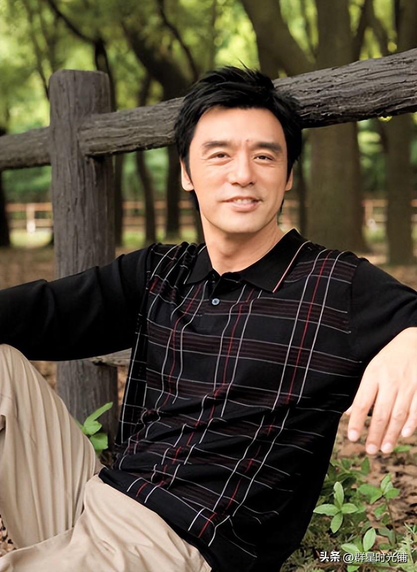 70岁钟镇涛再婚后,成4个儿女的幸福爸爸,前妻久居上海当网红_章小蕙