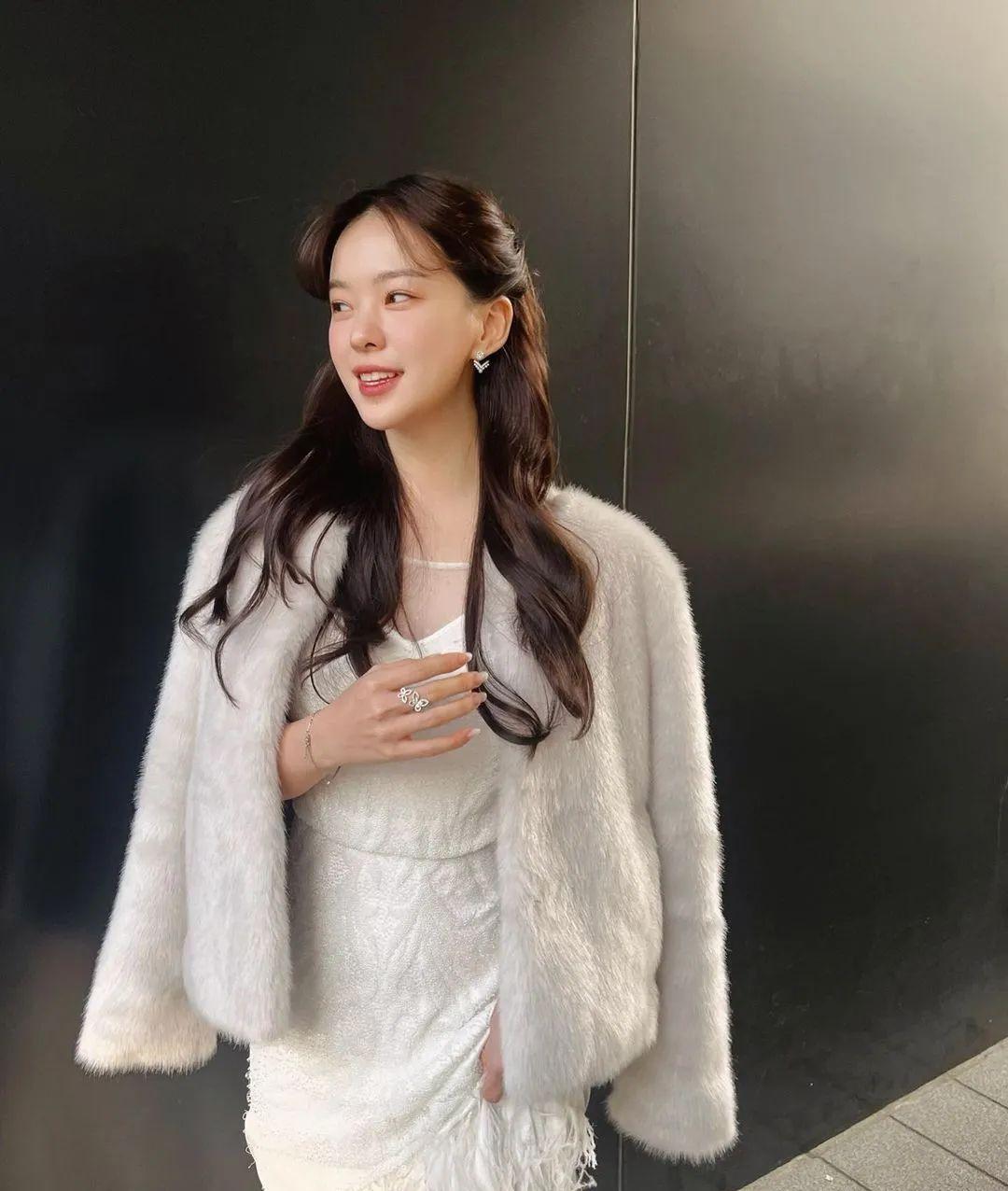 韩国网红荷娜,白皙皮肤,气质出众,饱满身材!_显得_自然_感觉