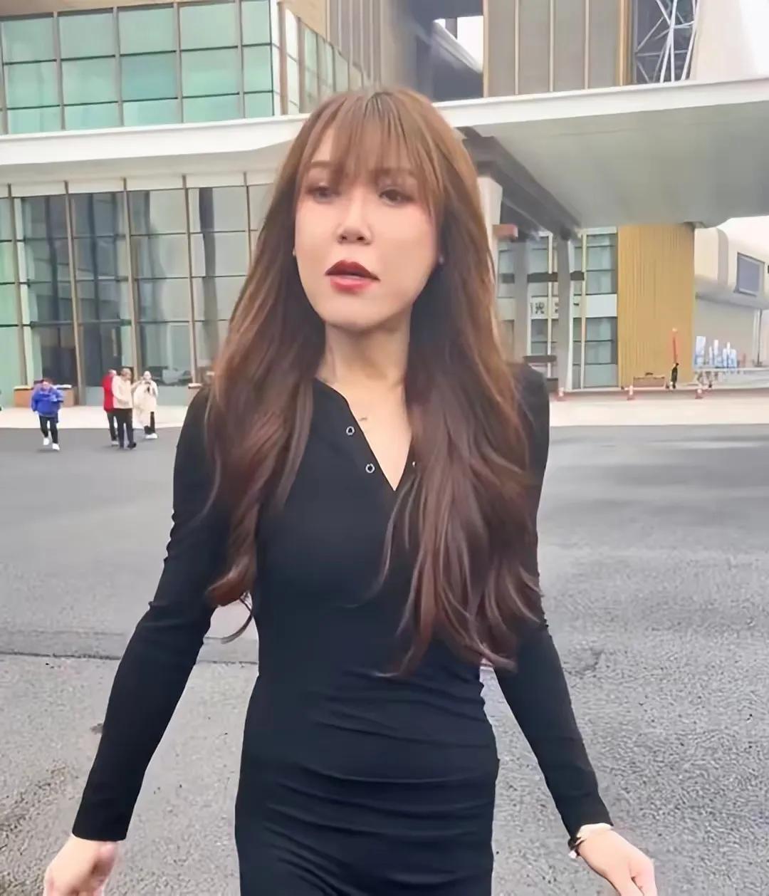 浪胃仙穿紧身裙前凸后翘,出席宴会随礼300万,网友:真成女人了_夫妇_不