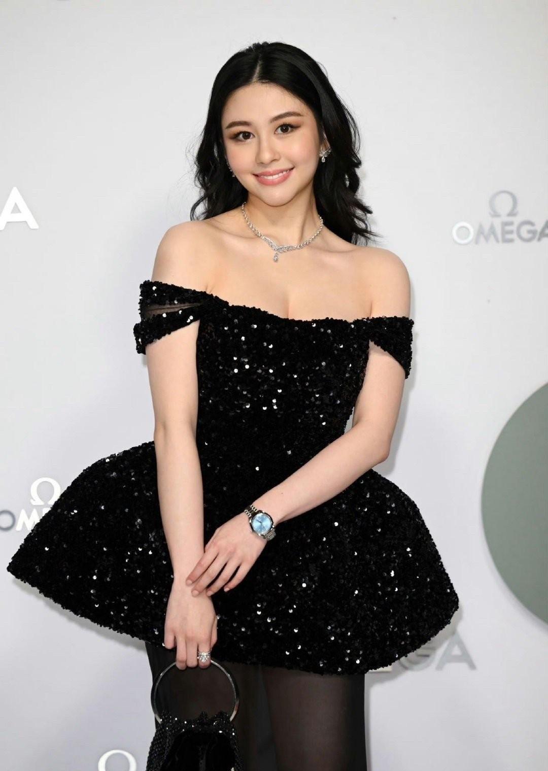 邱淑贞26岁大女儿近照曝光,与各路帅哥轮番合影,像极了她_沈月_皮肤