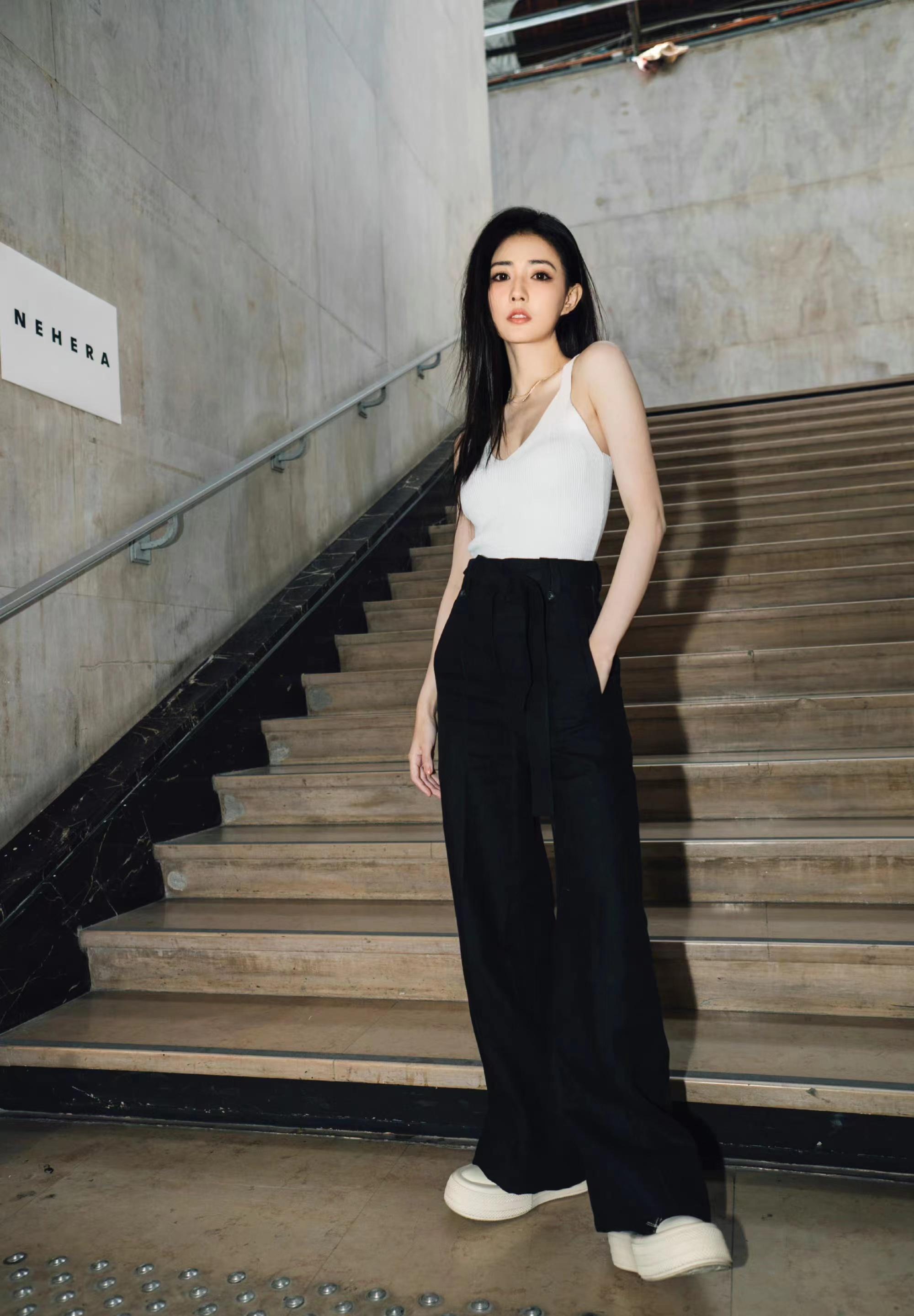 徐璐巴黎时装周看秀,针织吊带衫搭配阔腿裤,显瘦显高气质真好!