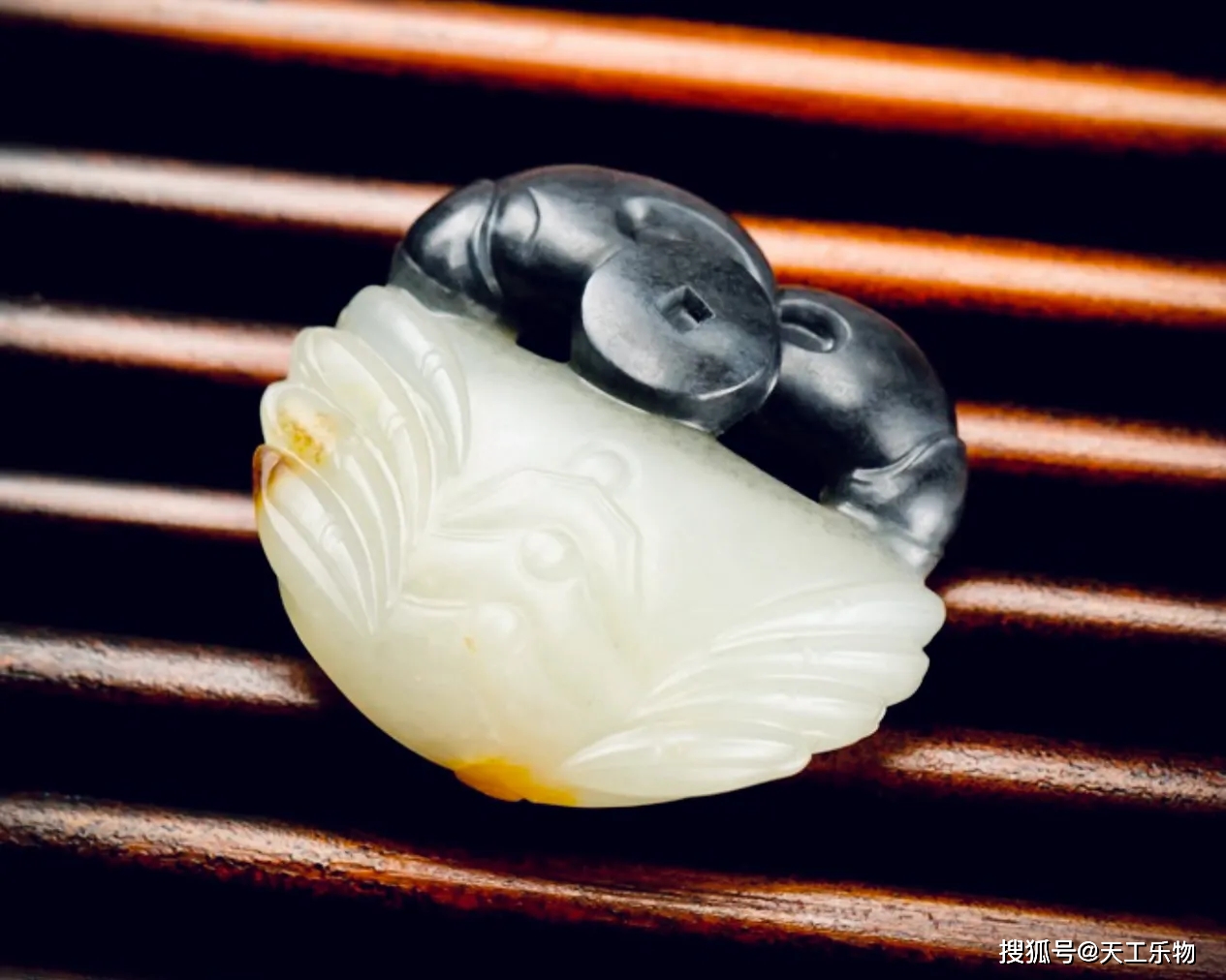 黒白分明！とっても可愛い和田玉の猫☆籽料青花 （和田玉的