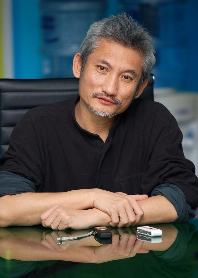 徐克与小30岁乐乐十指紧扣遛弯,小女友滔滔不绝,他却沉默不语_施南生