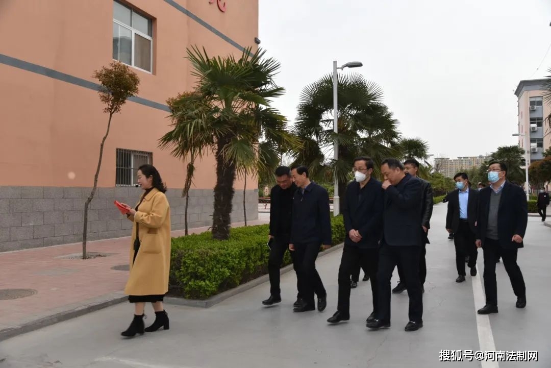 觀賞了學校的海棠園,玉蘭園,師恩山,書馨廣場後,對桃李園餐廳進行參觀