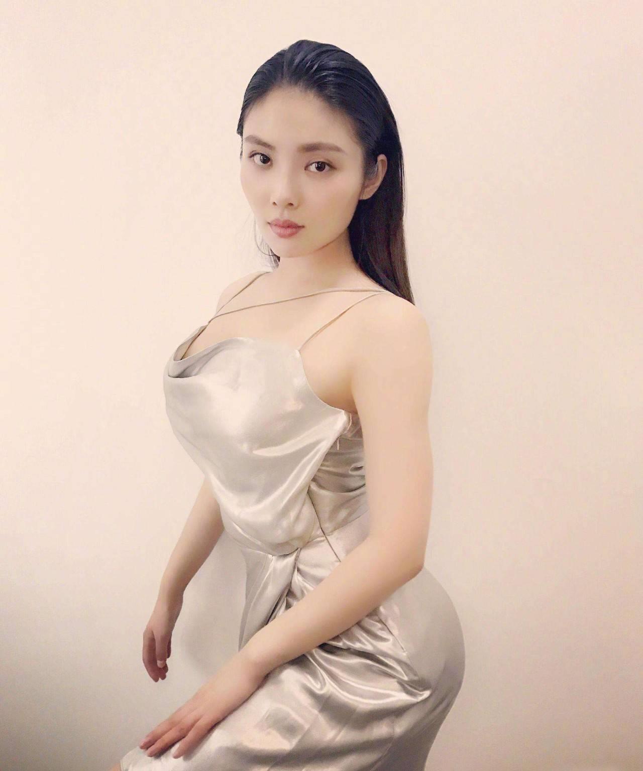 徐冬冬地下停车场秀身材,穿大红色紧身裙扎俩小辫,俏