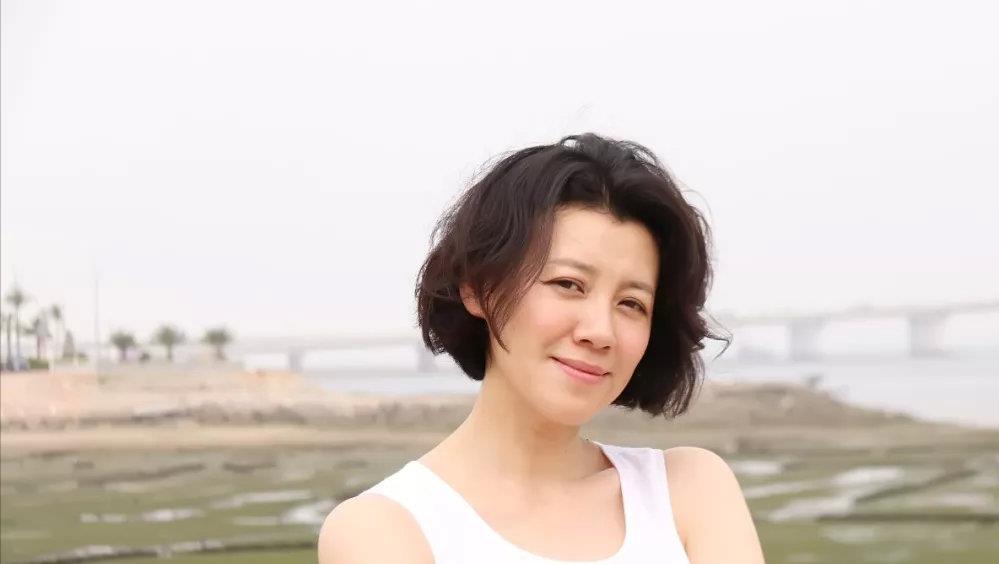 刘琳:被大17岁导演抛弃,34岁下嫁穷小子,她去拍戏丈夫负责带娃_张黎