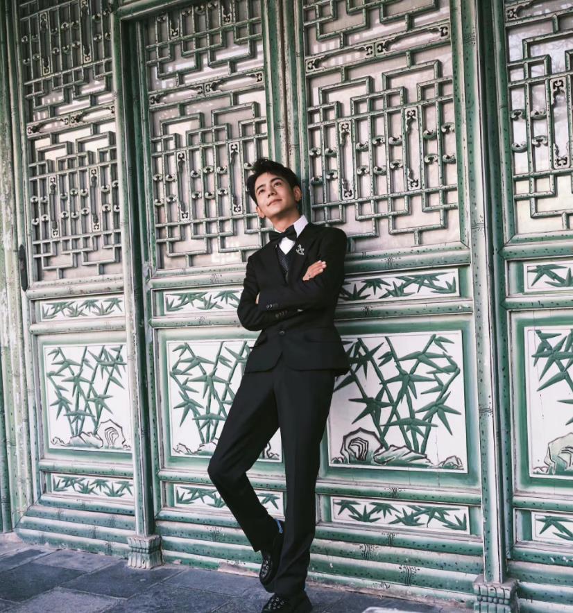 丁真高调亮相慈善红毯!西装配藏风耳环真时髦,气质怎么变油了?