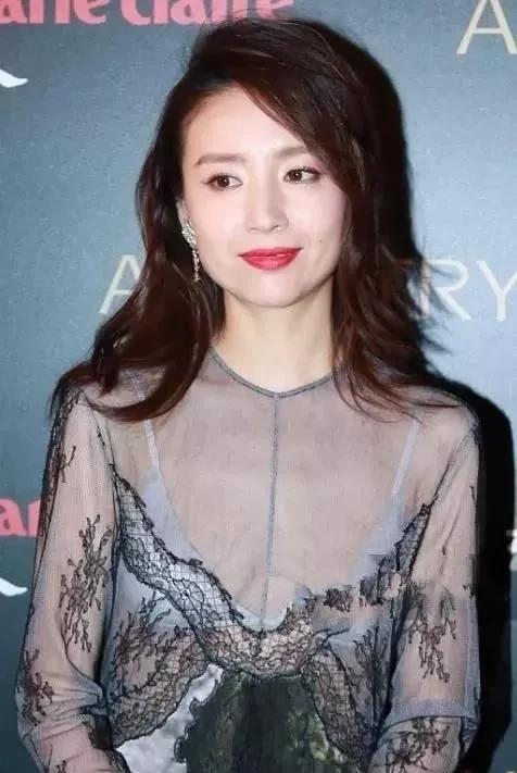 董洁带着蕾丝的性感照,魅力十足,让人印象深刻,网友:高不可攀的女神