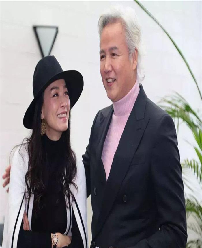 同样尴尬的例子还有周炜和高明婷两人,周炜和高明婷两个人的年龄相差