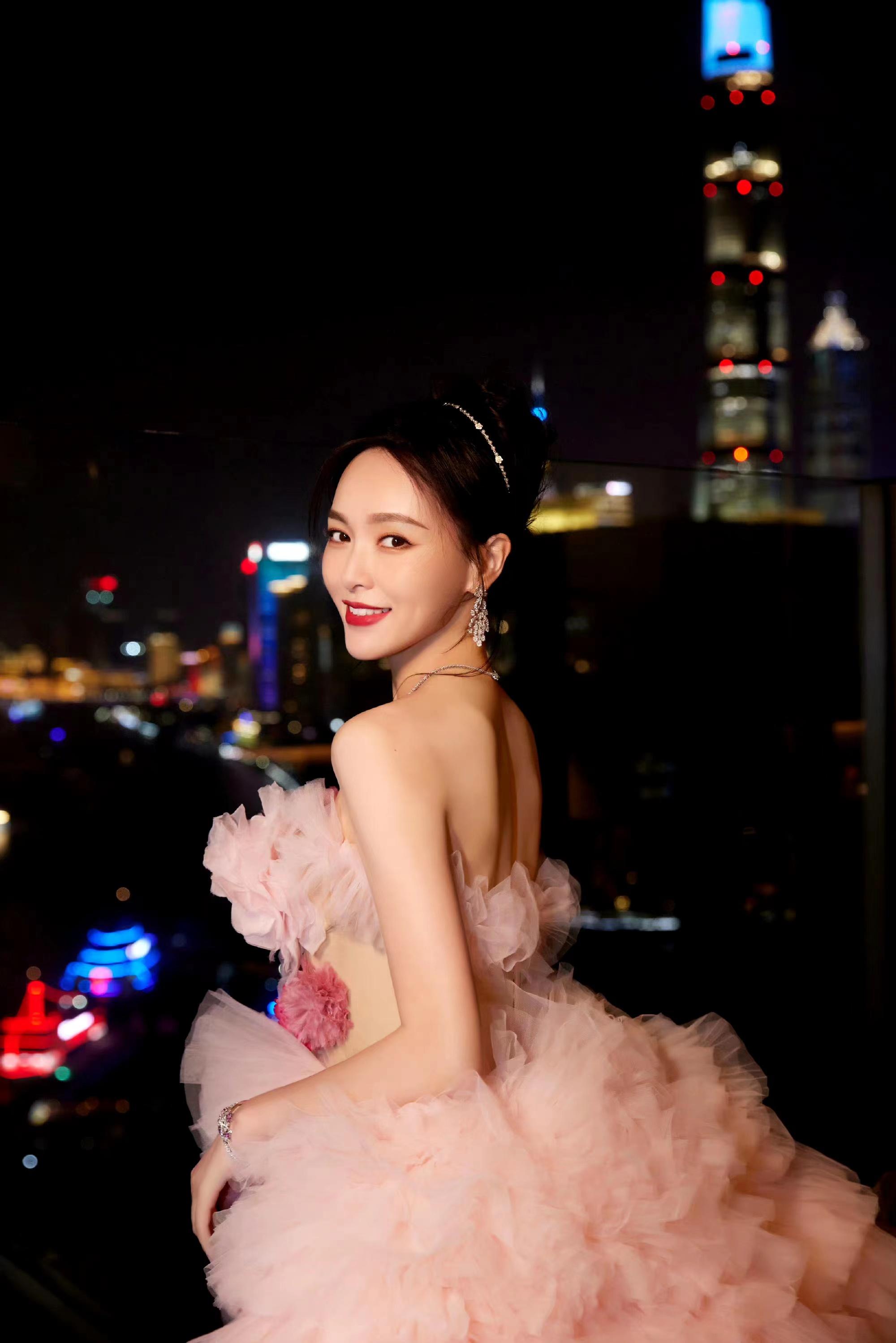 唐嫣微博之夜造型,一袭粉色抹身材蛋糕拖尾裙,清新甜美又减龄!