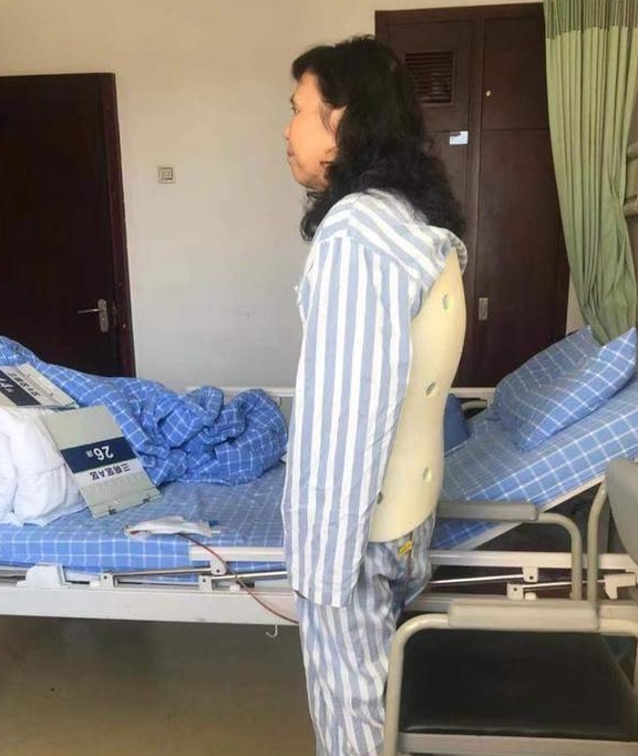 宁波医生一双巧手让她挺直腰板_阿姨_手术_老人