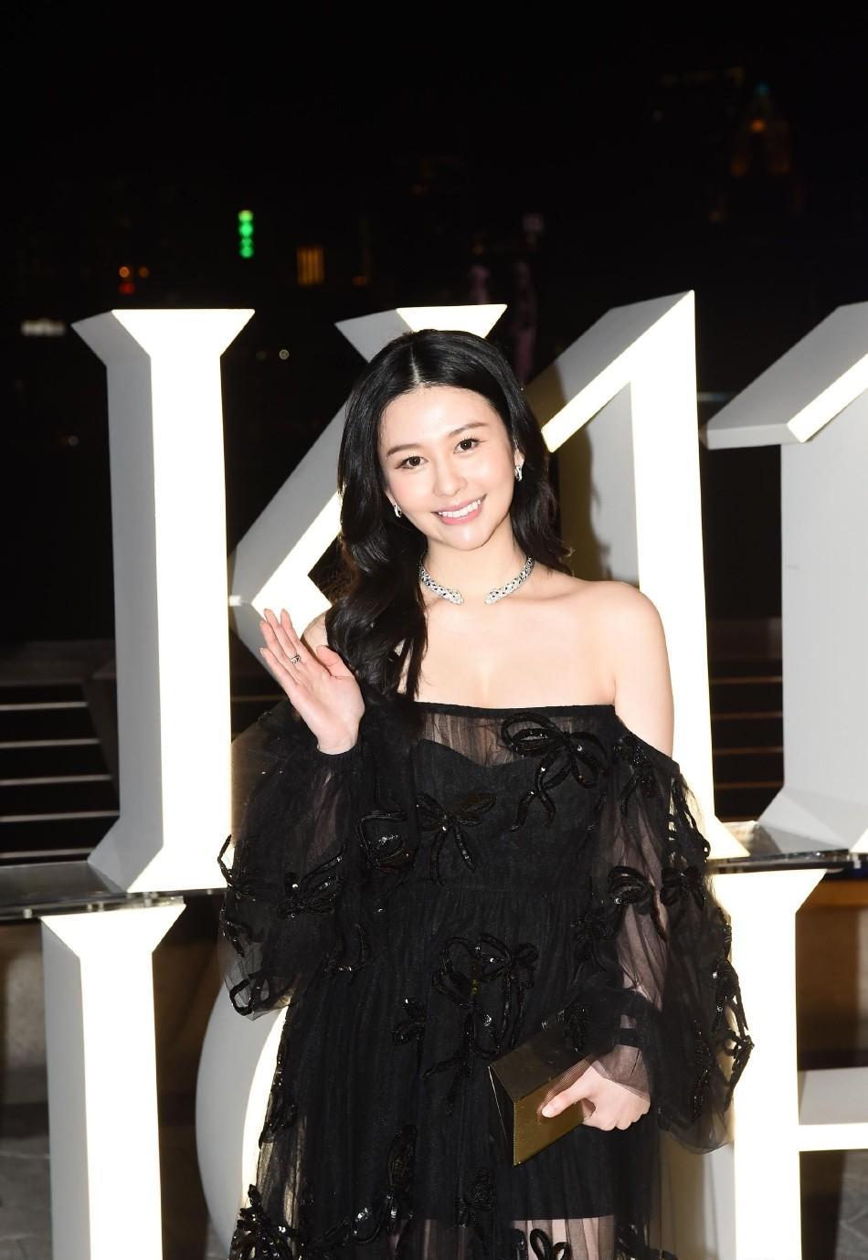 邱淑贞父女沈月性感照外泄:邱淑贞香肩抢镜,沈月大秀好身材_娱乐_挑战