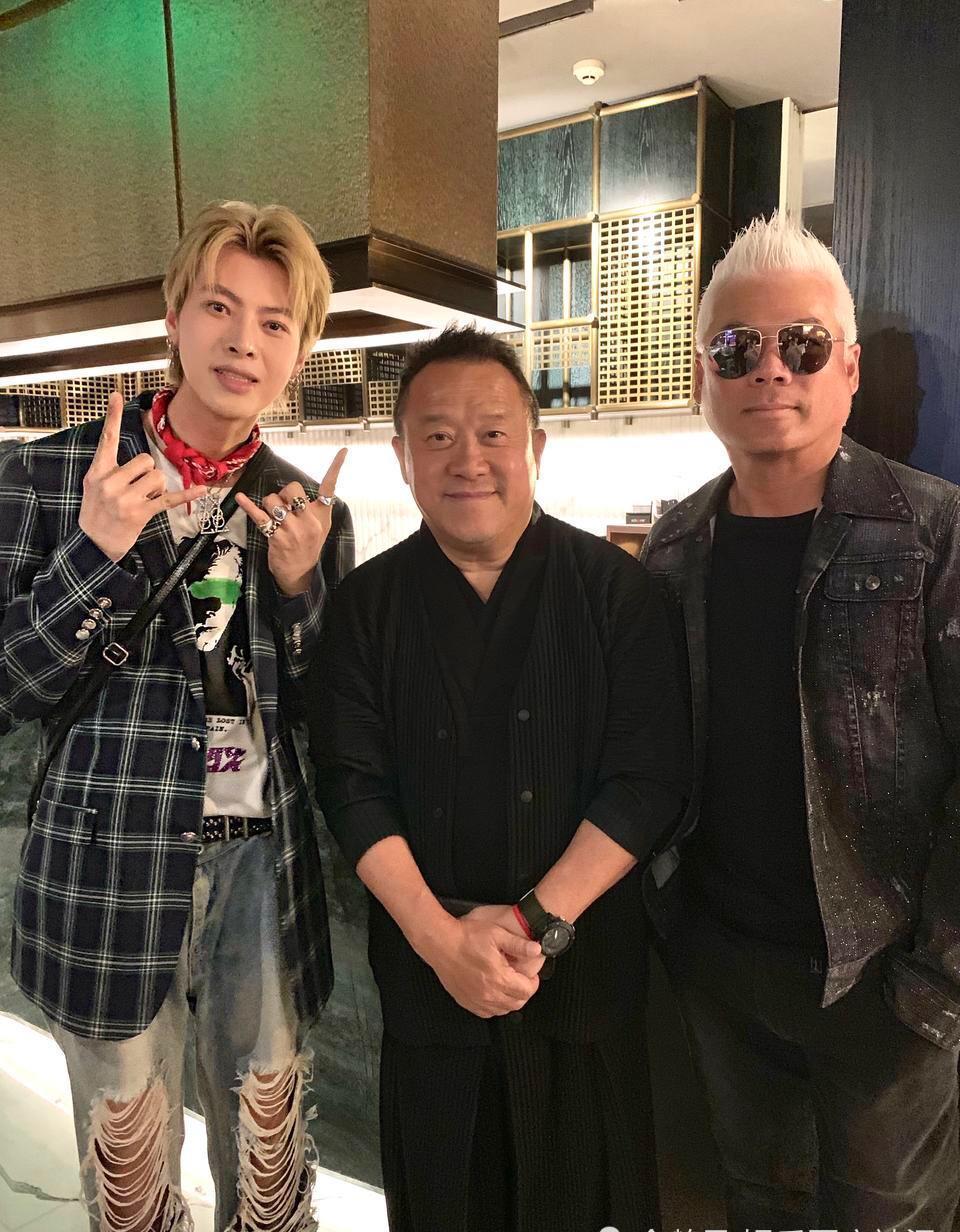 近日,2017年话题度最高的《快乐男声》在个人社交平台上晒出一组吃鸡