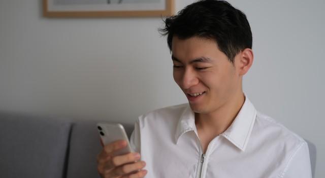 男友对着手机傻笑,女子查看手机发现,男友竟天天与同事聊嗳眛_李某_王