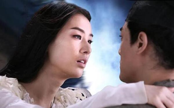 与伊能静都是“姐姐”，一瓶面霜200万，黄圣依的贵妇生活更不同