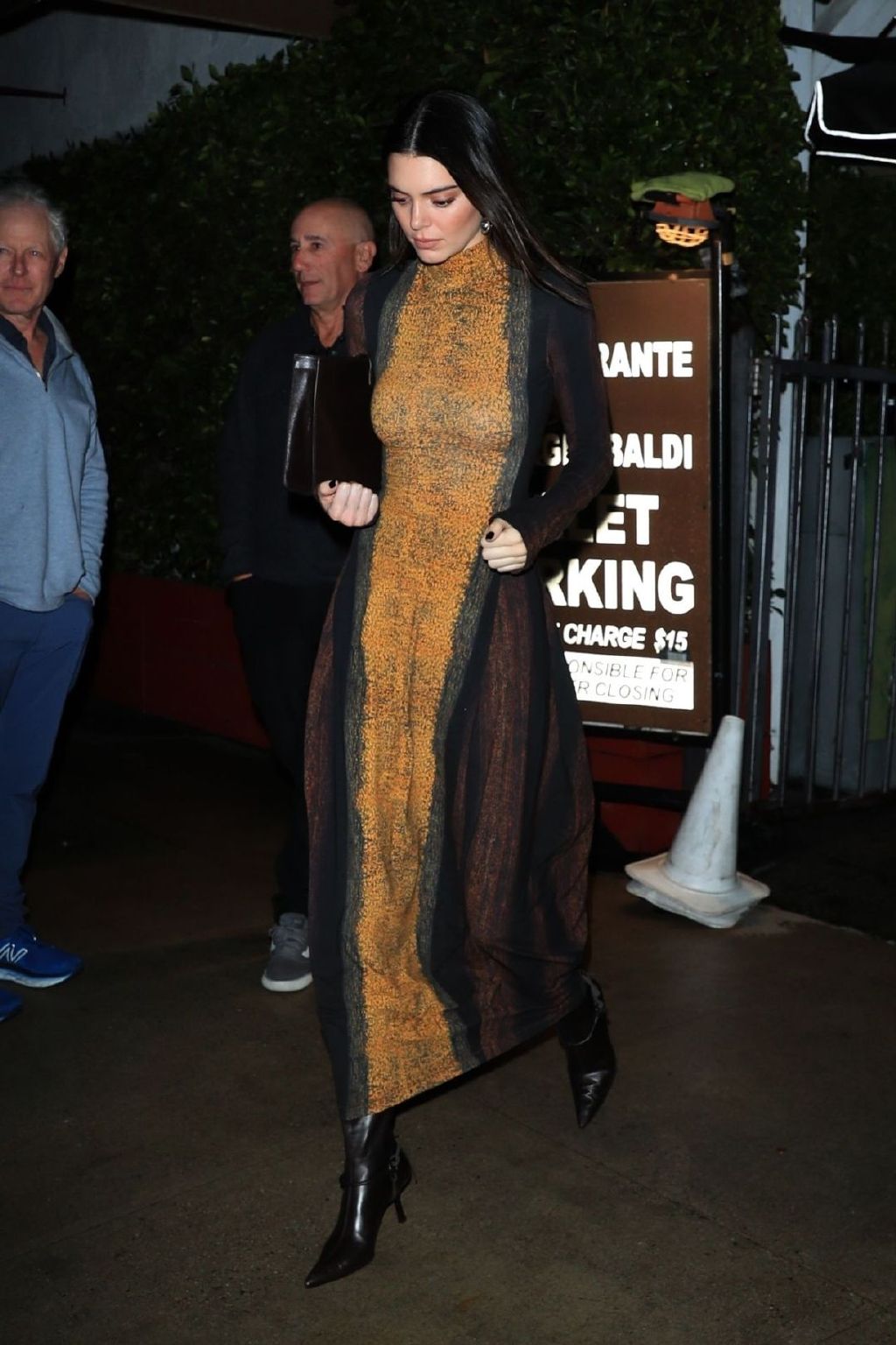 肯达尔·詹娜巴黎逛街,穿灰色高开衩长裙,身材玲珑浮凸,很耀眼