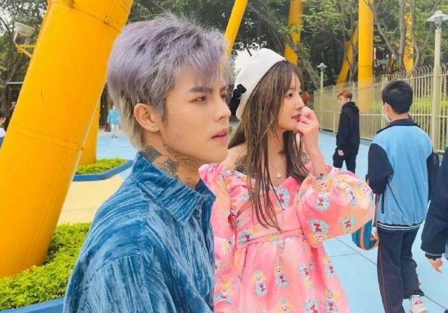 殷世航套路璐现身游乐场,与小学生现场互动,身高真没150?