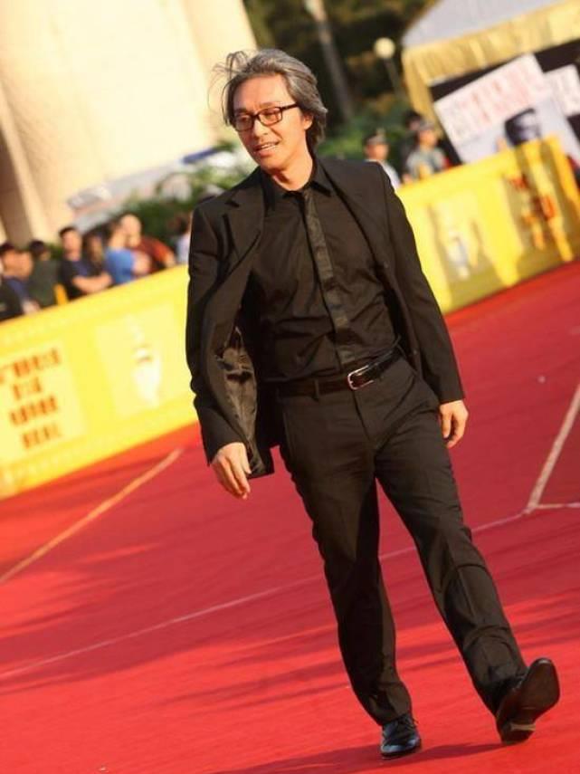 周星驰的着装技巧,上衣紧裤,干练英气_西装_休闲风_优点