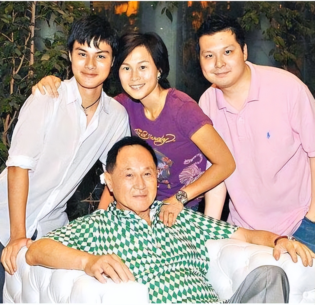 2001年,赵世彭因心脏病猝然离世,他的儿女又为了争夺其财产又闹得不可