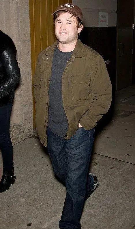 据说是吸毒的缘故,没错,所以他早就残疾了