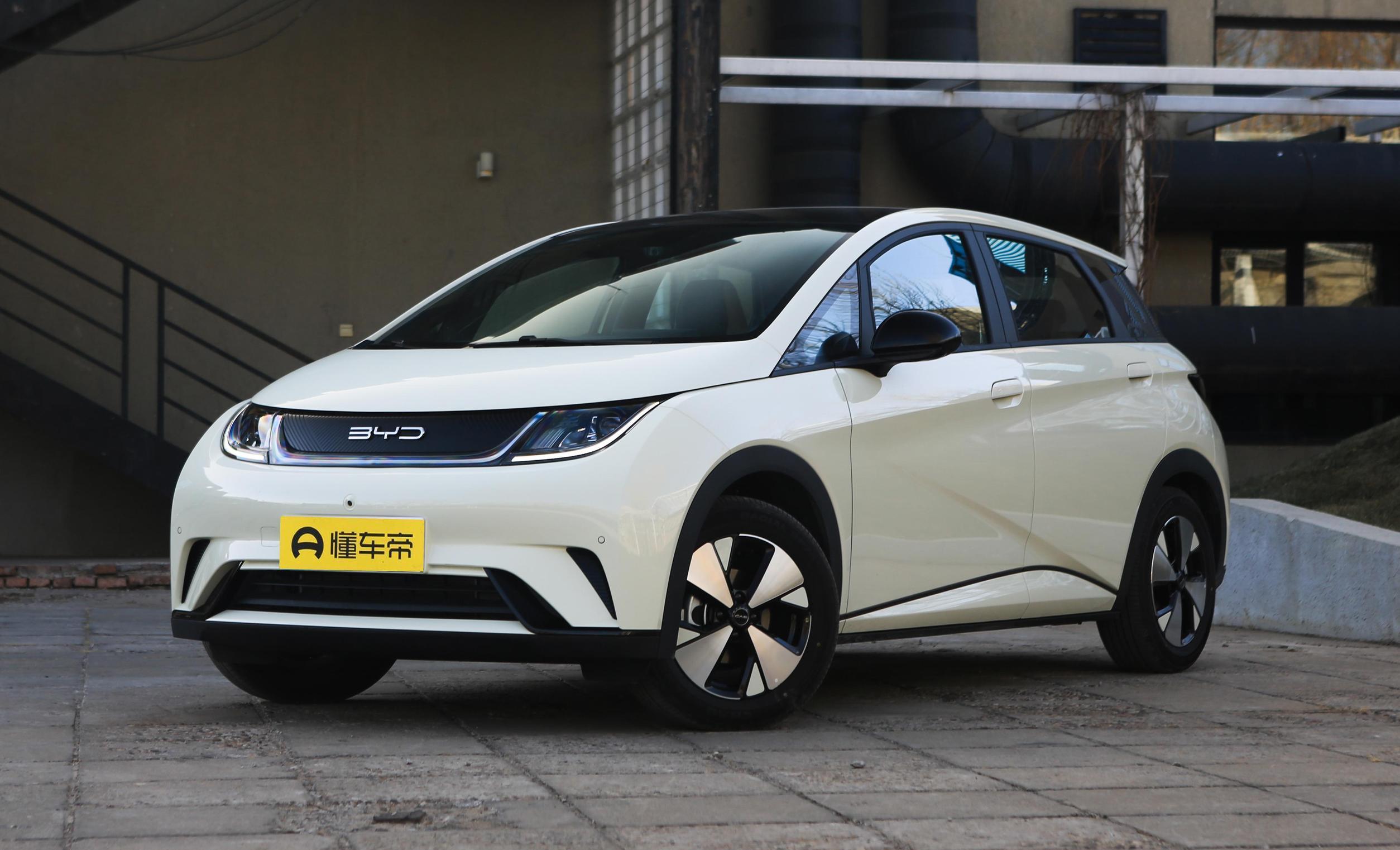 建议女生开两厢轿车,看看这两款,灵活好开,能耗经济,颜值高