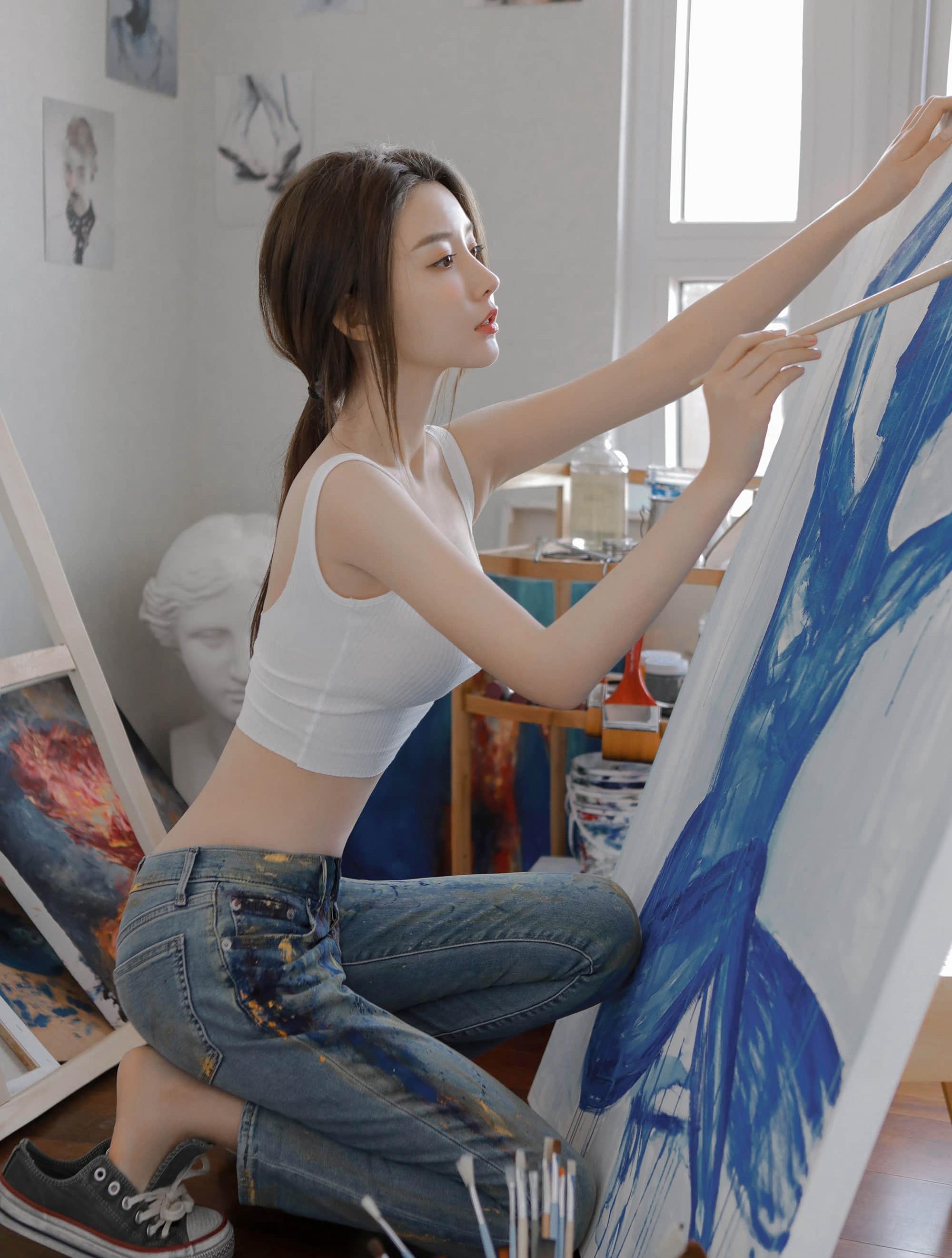 美腿小蛮腰的超高颜值小姐姐吊带抹胸装高清写真图集