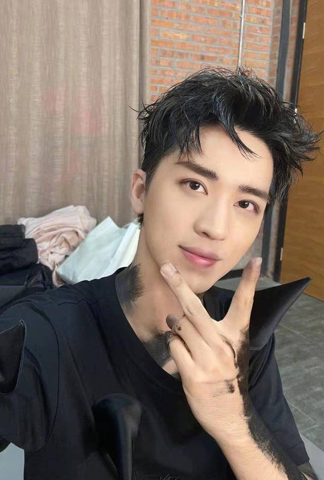 于是许魏洲解释说,自己的结婚是人生的大事,之前没