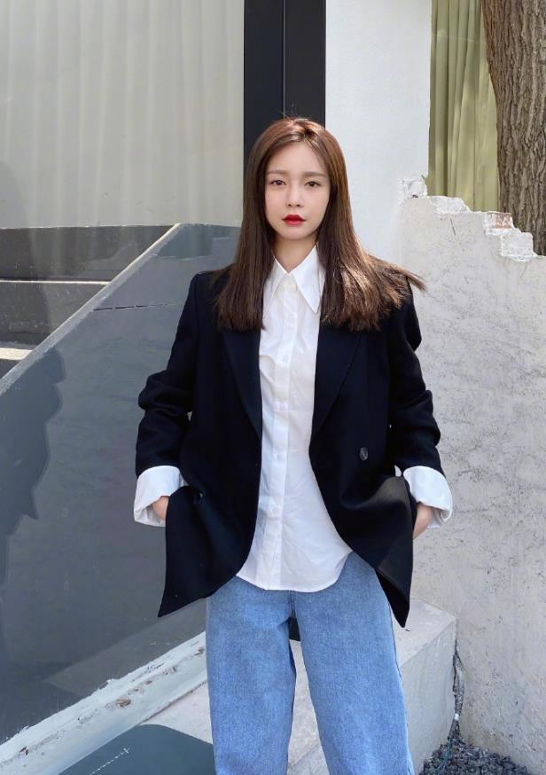 沈梦辰颜值还是很高的,她长相颇为甜美可人,穿着这件紫色的针织羊毛