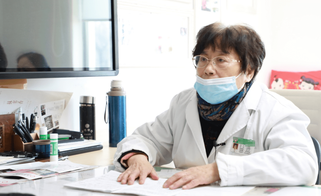 要做好避孕措施,如果月经推迟一周以上建议先用早孕试纸来排除妊娠