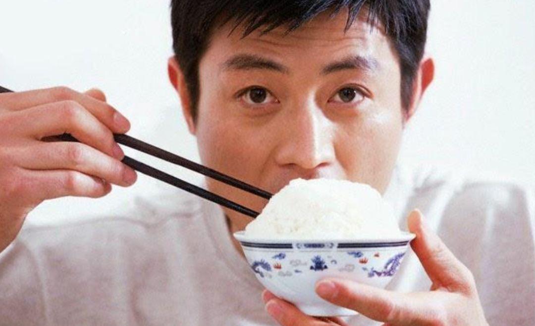 俗话说:三代不抱碗,抖腿,耸肩,何解贫苦人生?_工作_侄女_奶奶