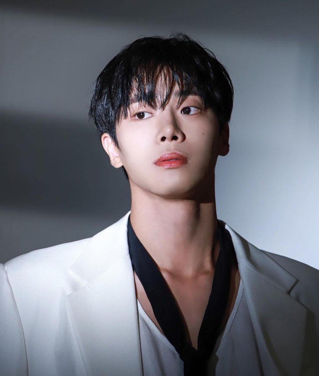 《绿洲》秋英宇,186公分腹肌王子,被誉为穿制服最好