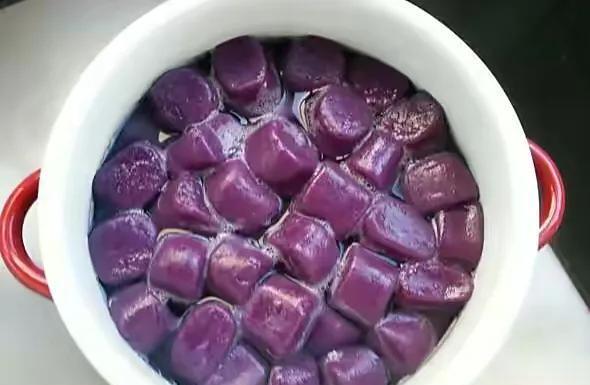 (2)搓成长条,切块,裹上木薯淀粉,防止粘连即可,水煮开,放入芋圆煮熟