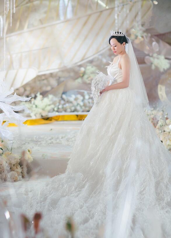 国羽冠军赵芸蕾洪炜大婚,穿中国风婚礼服真华贵,真是郎才女貌!