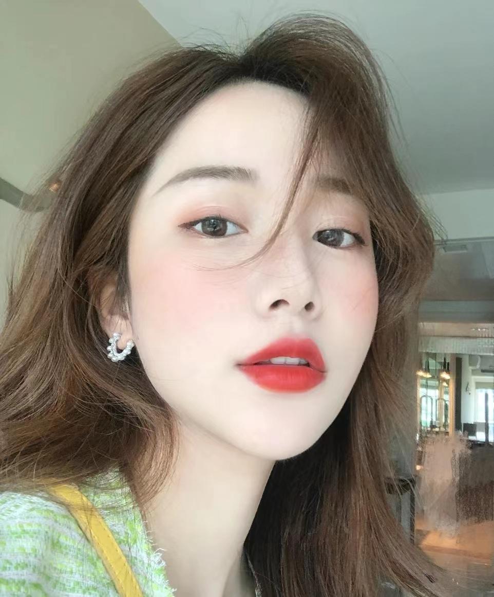 涂抹润唇膏,最后涂抹口红,这样口红就能在我们嘴唇上呈现比较好的效果