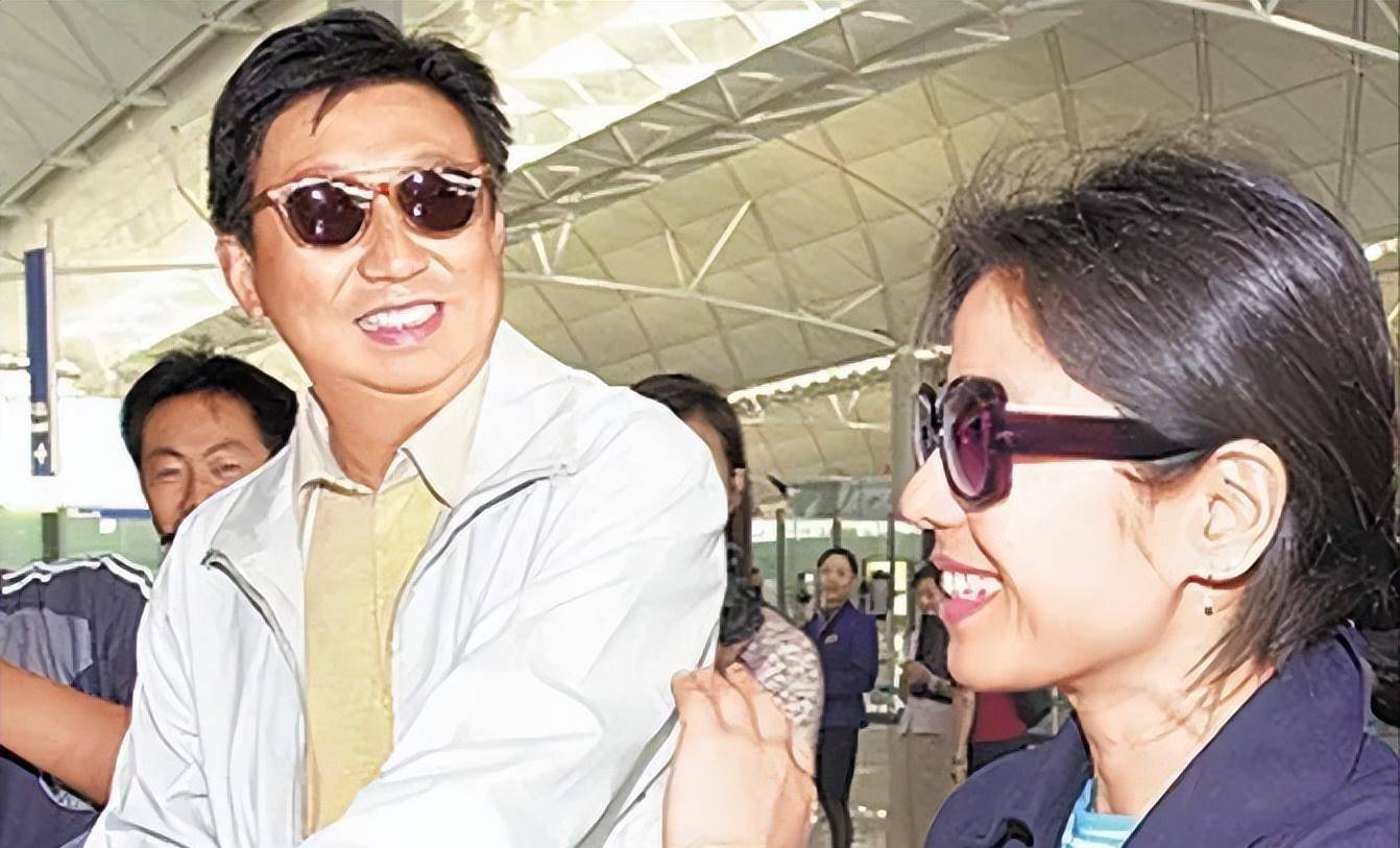 钟楚红携亲妹出游,被狗仔拍到最真实状态,63岁高清素颜照曝光