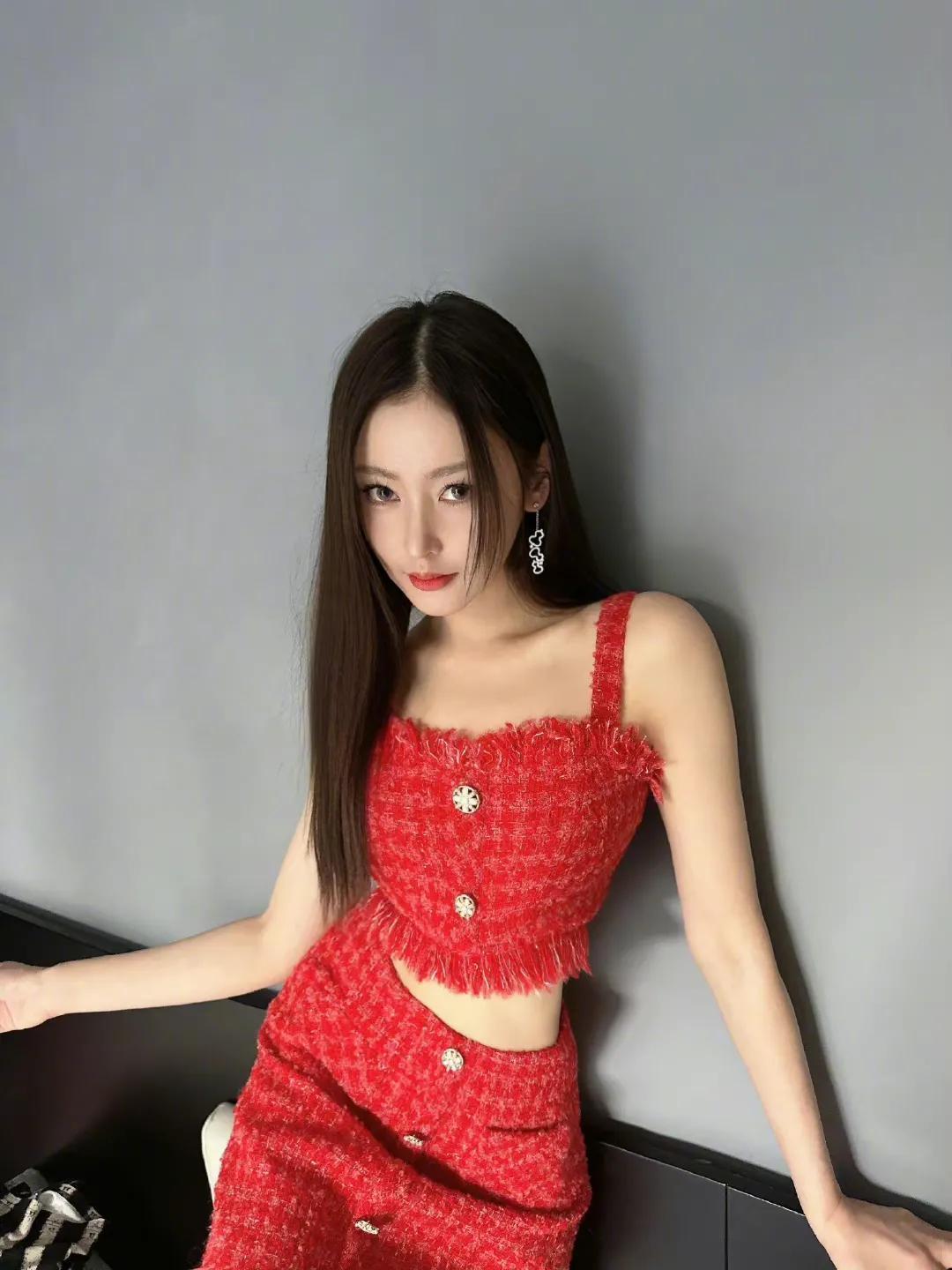 张天爱渔网袜配皮靴野性十足,长发及腰妩媚迷人_身材_女明星_小爱