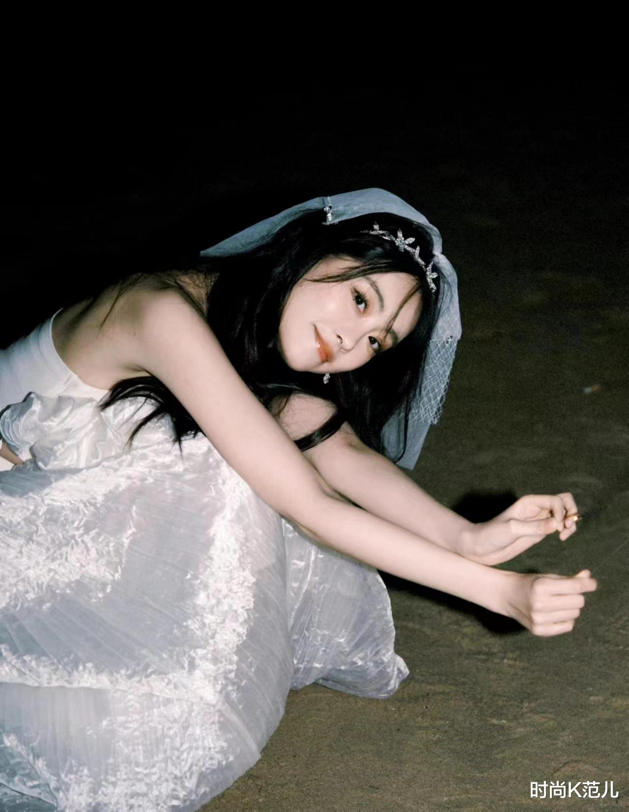 祝绪丹海边夜色大片,白色抹身材薄纱裙配头纱,美成小公主!