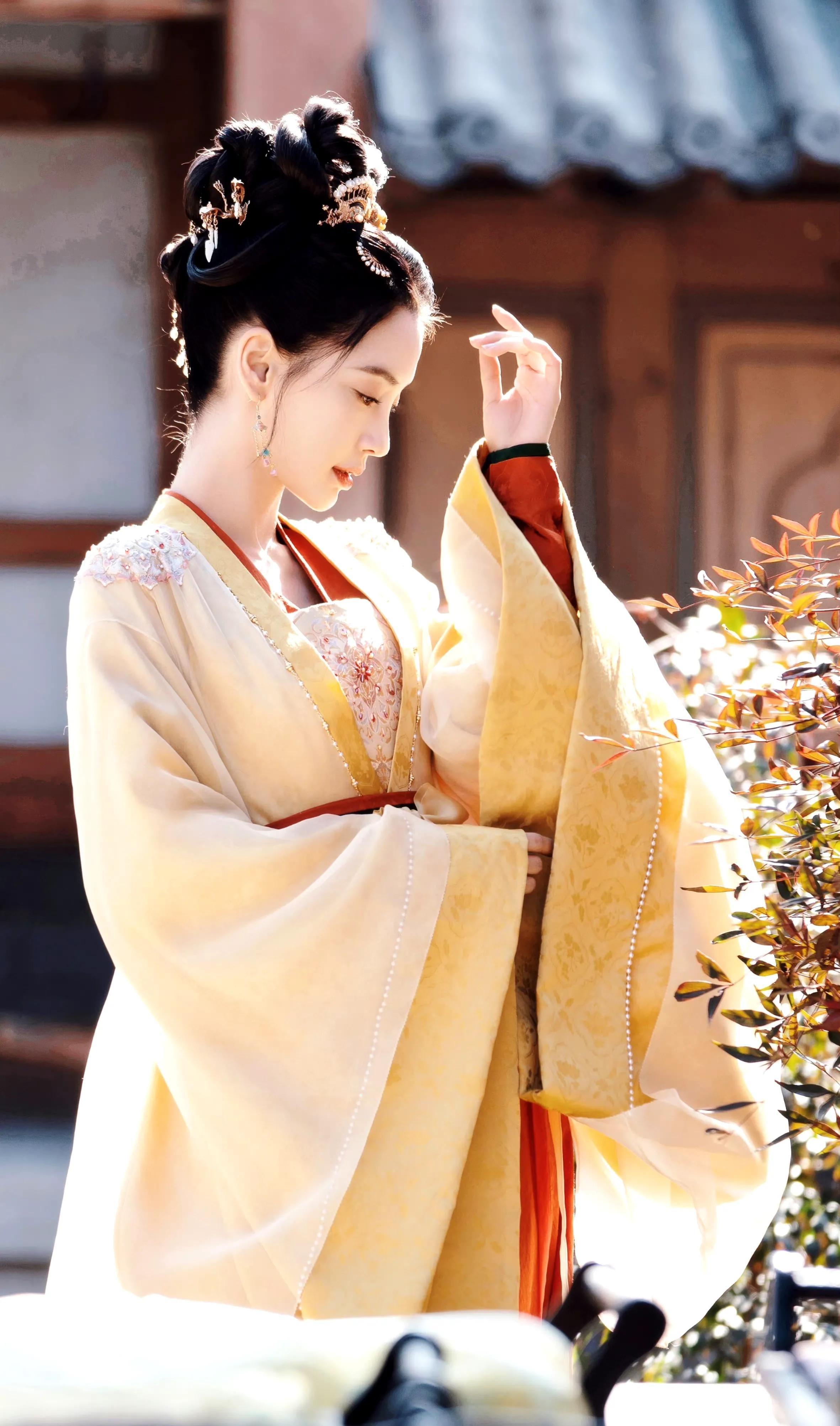 相比开机时面部僵硬的angelababy,这次的剧照状态更加甜美了,面部也没