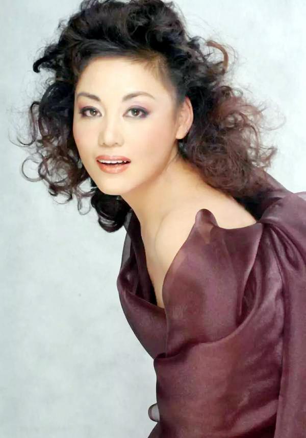 著名歌唱家胡晓晴:一场官司伤了她的心,67岁仍未婚,无儿无女_男友